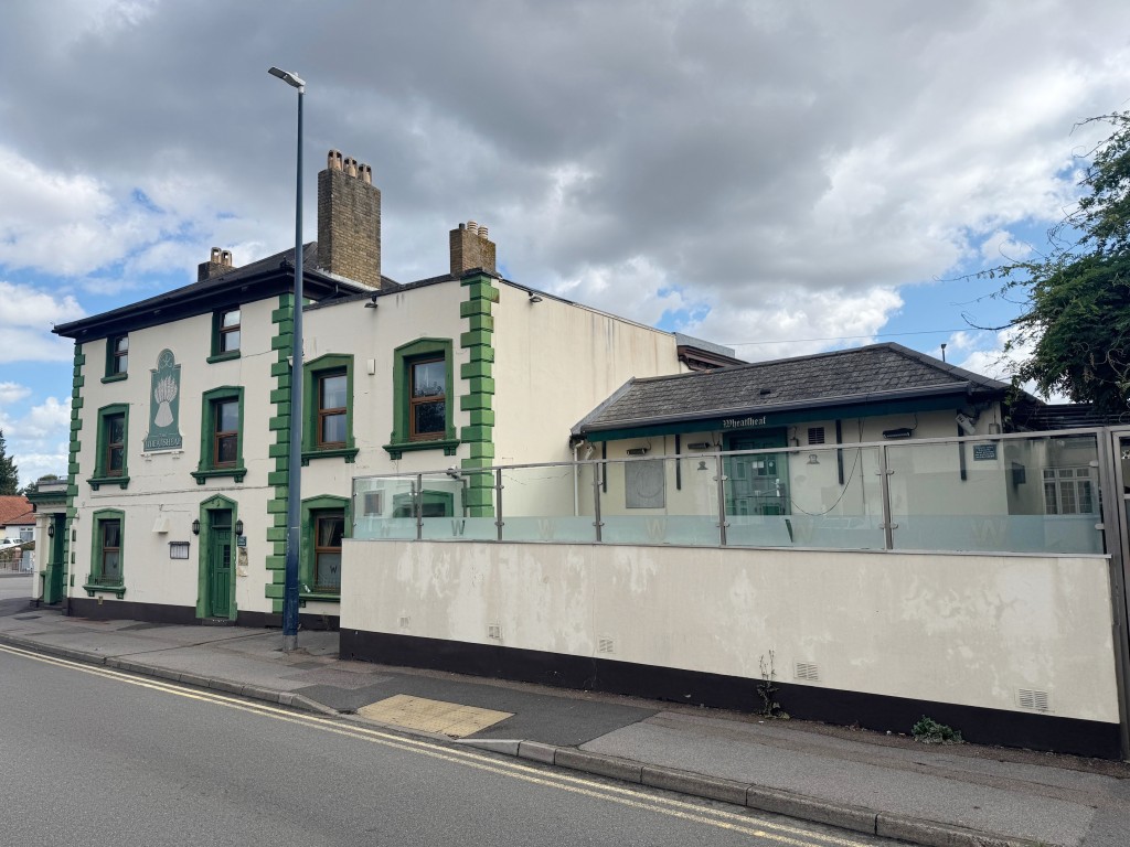 Lot: 48 - PUBLIC HOUSE AND UPPER PARTS WITH POTENTIAL - Exterior Loose Road